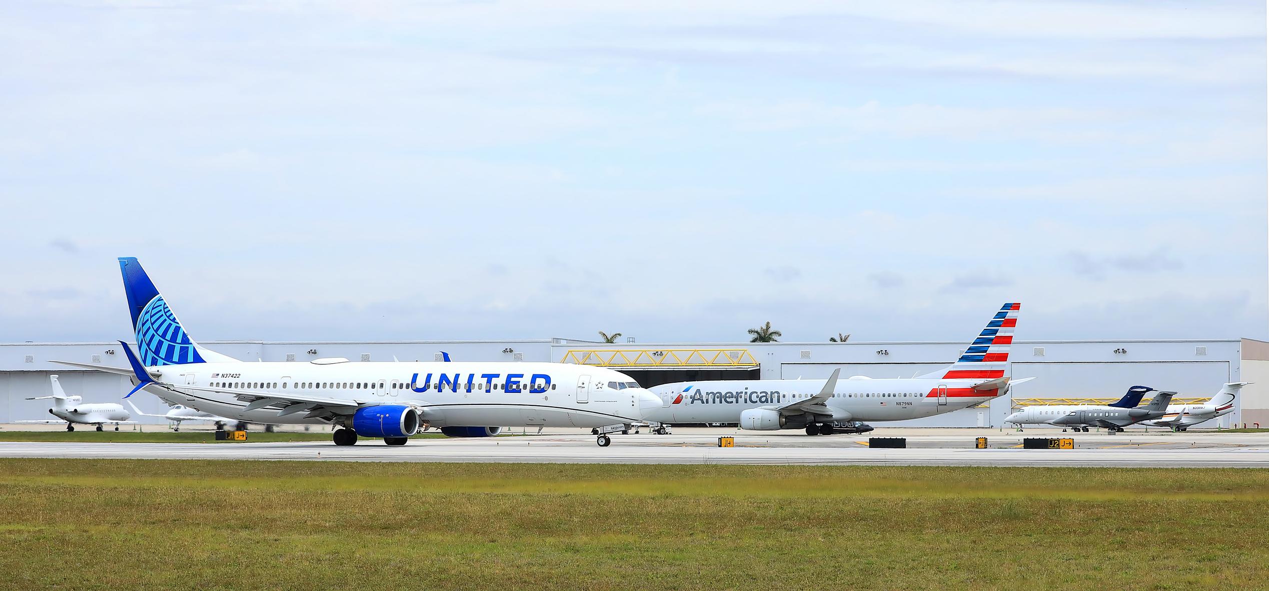 Fort Lauderdale, Florida, USA - May 3, 2026: United and American aircraft crossing paths at the Fort Lauderdale Hollywood International Airport.
